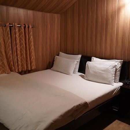 Hill 'N' You - A Boutique Garden Resort Ābu Exteriör bild