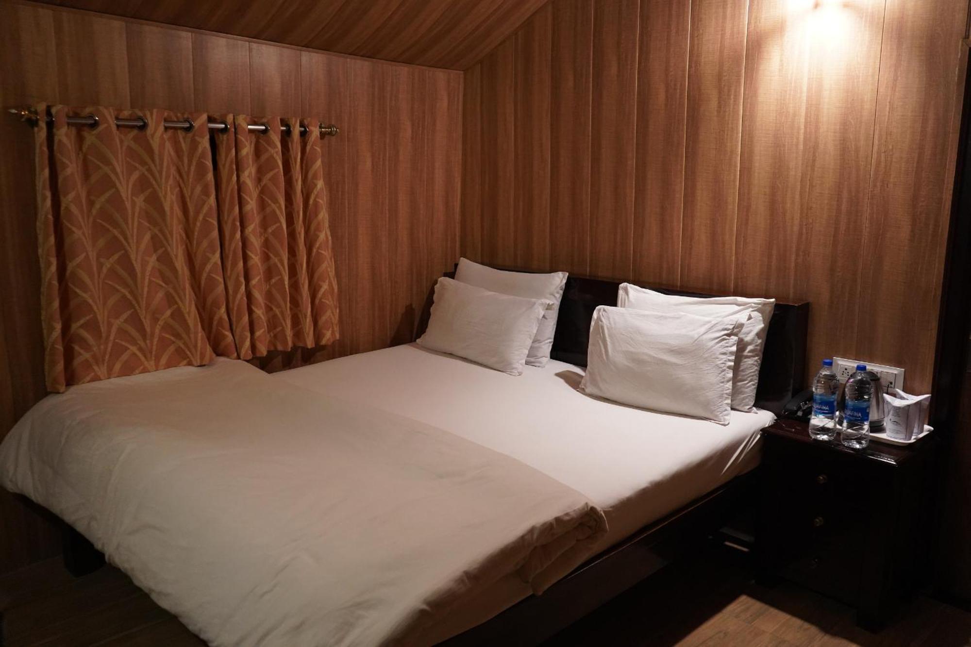 Hill 'N' You - A Boutique Garden Resort Ābu Exteriör bild
