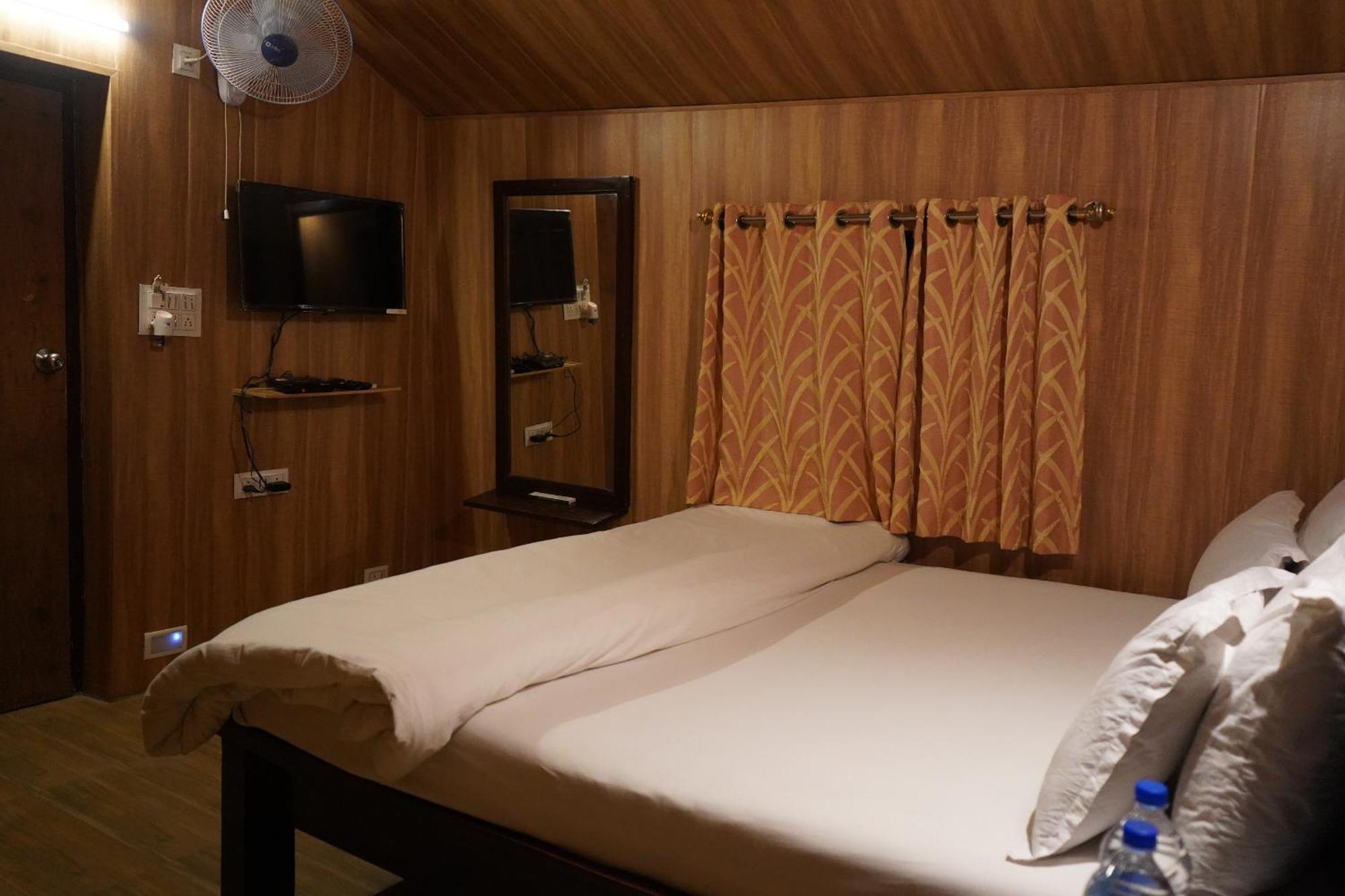 Hill 'N' You - A Boutique Garden Resort Ābu Exteriör bild