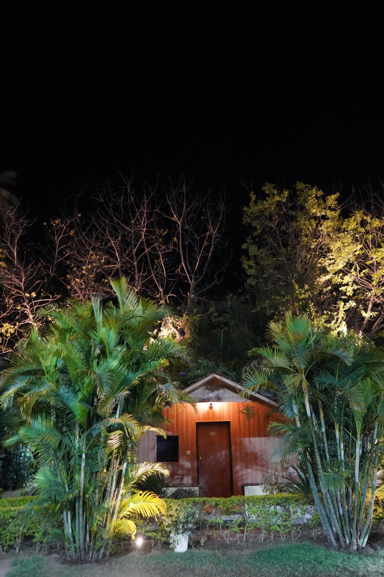 Hill 'N' You - A Boutique Garden Resort Ābu Exteriör bild