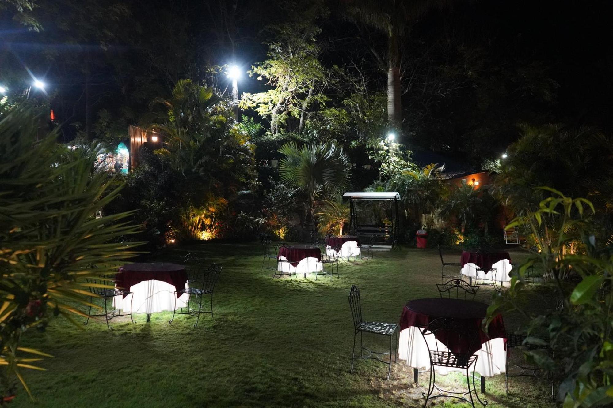 Hill 'N' You - A Boutique Garden Resort Ābu Exteriör bild