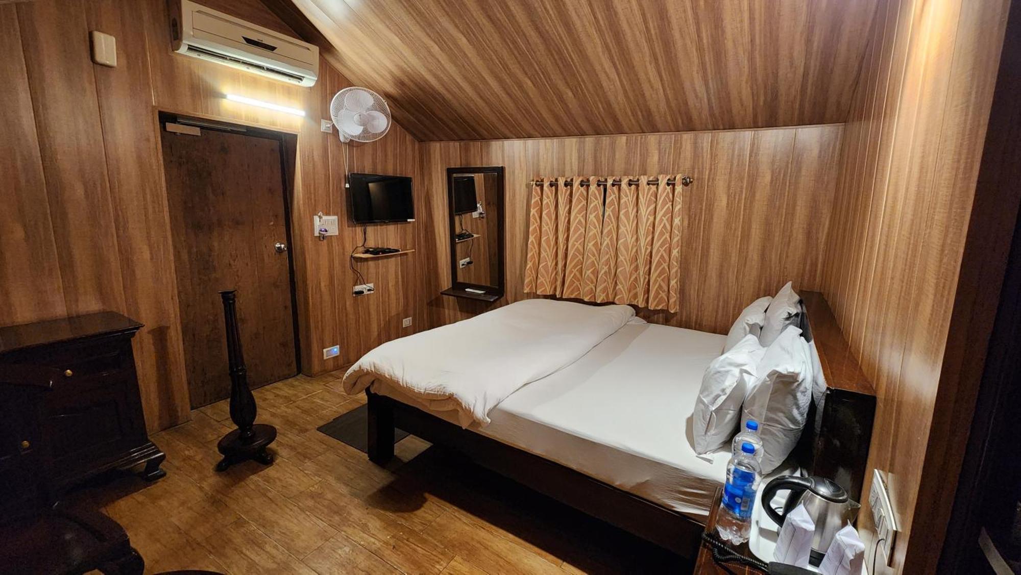 Hill 'N' You - A Boutique Garden Resort Ābu Exteriör bild