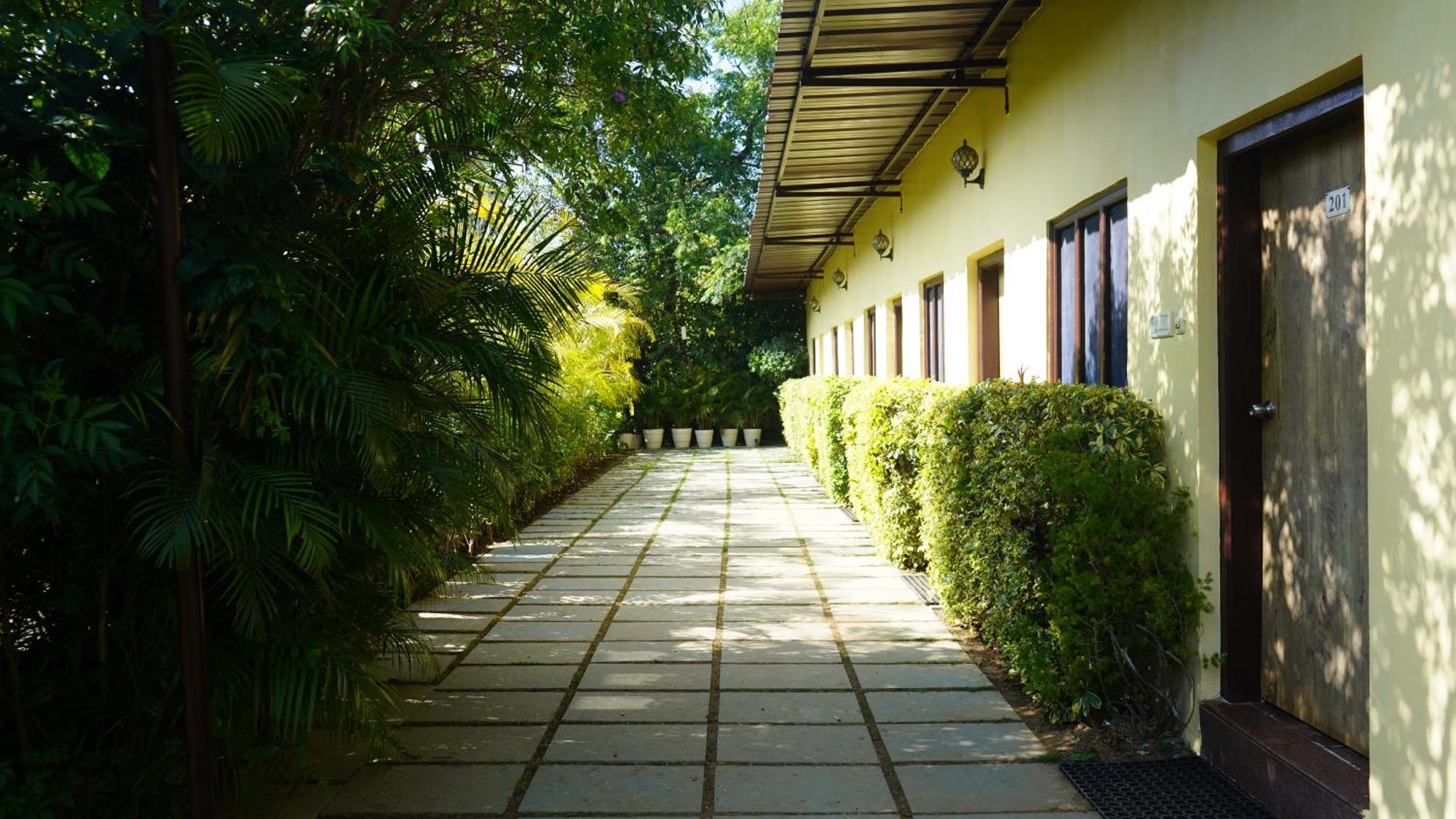 Hill 'N' You - A Boutique Garden Resort Ābu Exteriör bild