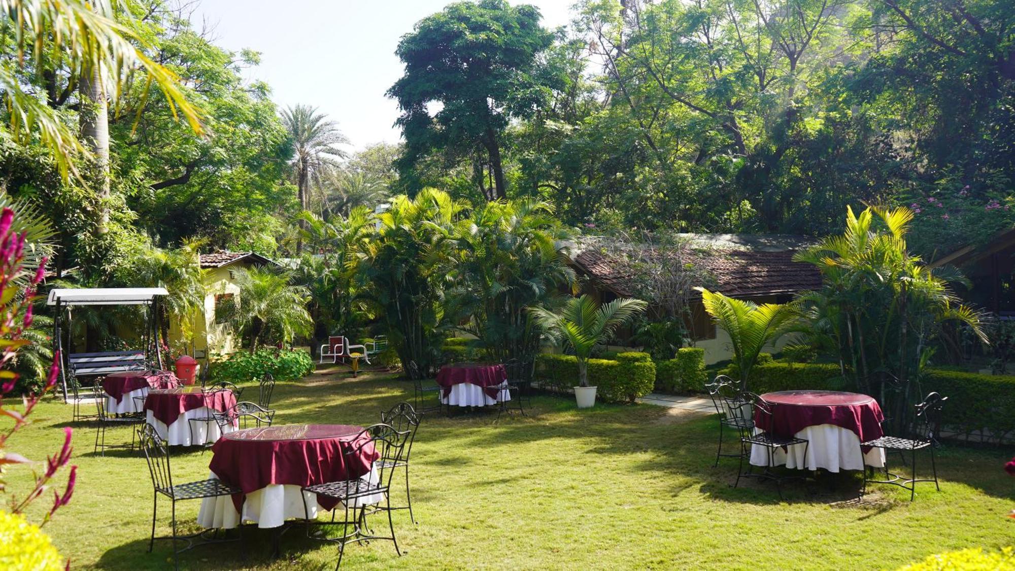 Hill 'N' You - A Boutique Garden Resort Ābu Exteriör bild