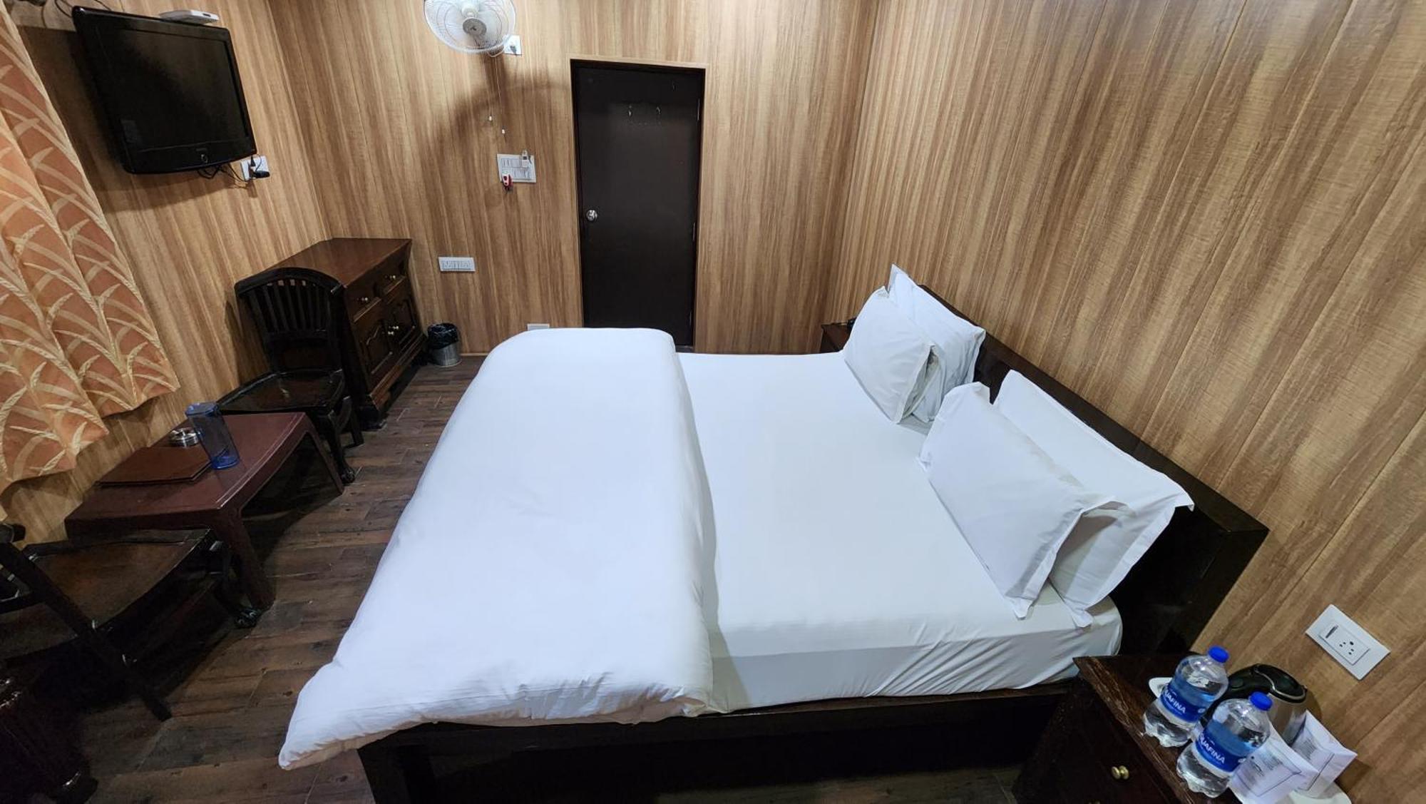 Hill 'N' You - A Boutique Garden Resort Ābu Exteriör bild