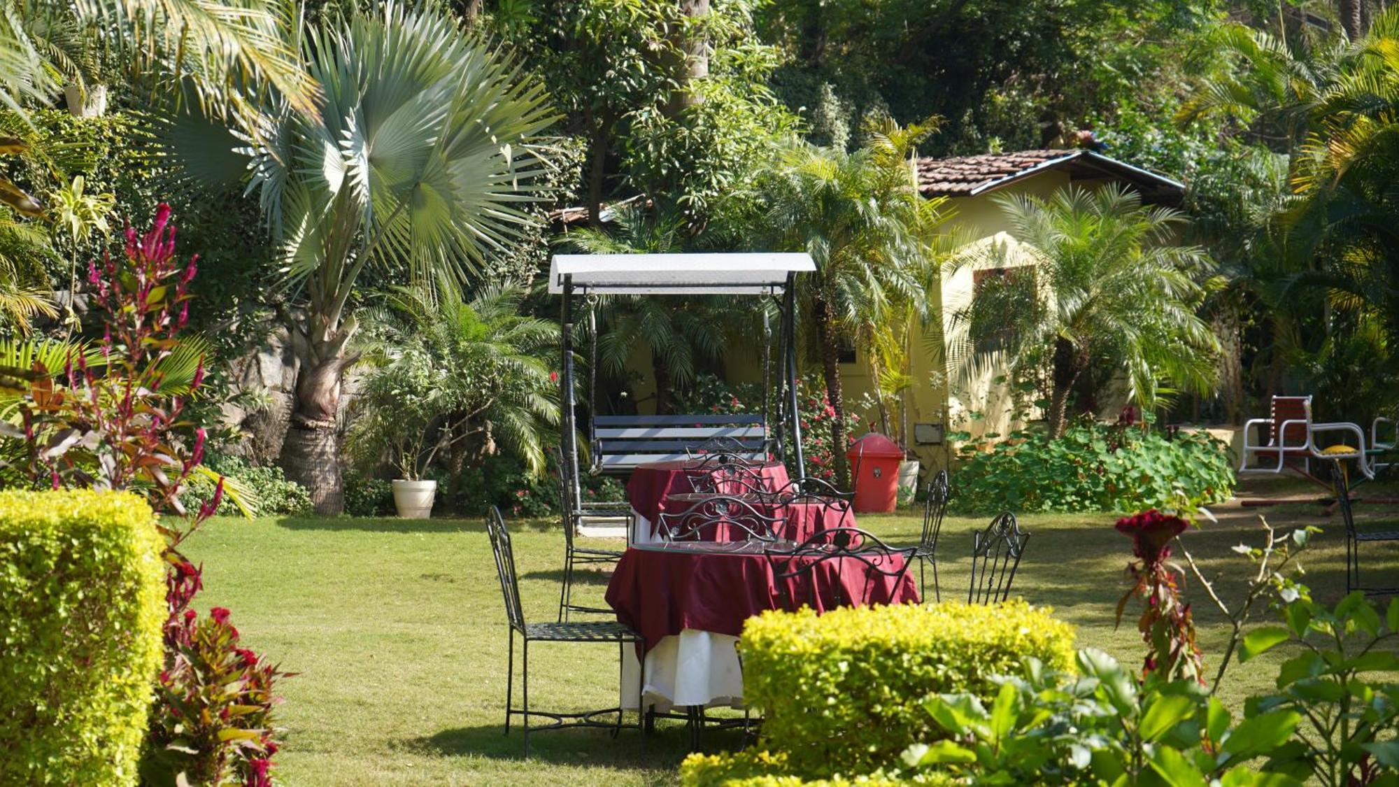 Hill 'N' You - A Boutique Garden Resort Ābu Exteriör bild