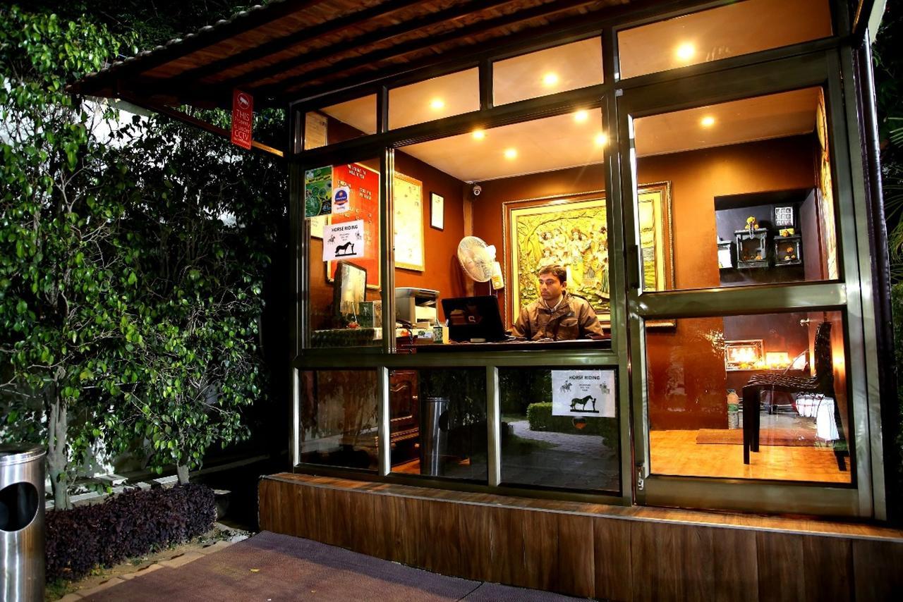 Hill 'N' You - A Boutique Garden Resort Ābu Exteriör bild